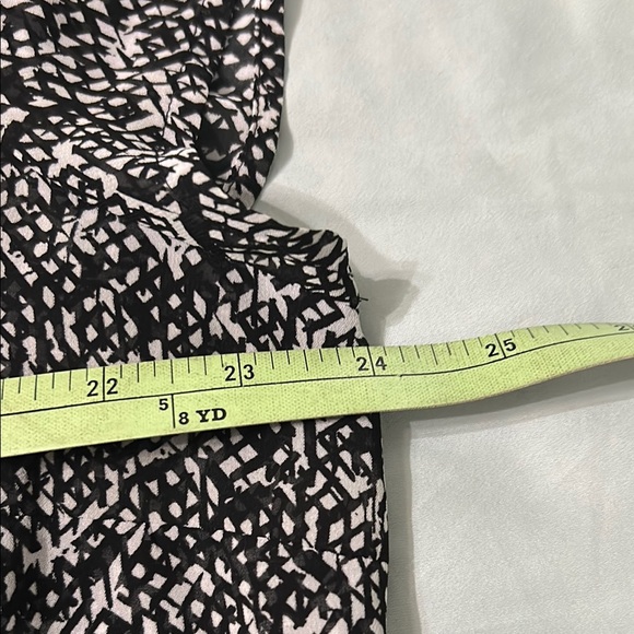 East 5th Monochrome Geometric Top 1X - Picture 6 of 8